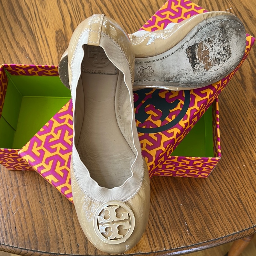 Good condition everyday flats/ color matches all outfits
